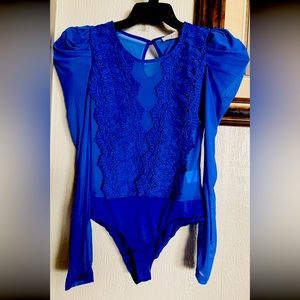 Es una blusa hermosa color azul